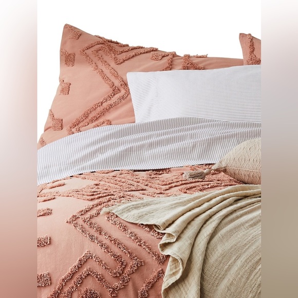 Distinctly home Queen Duvet cover and fitted bed sheets - Picture 2 of 5